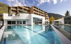 Falkensteinerhof_Vals_aussen_herbst_pool