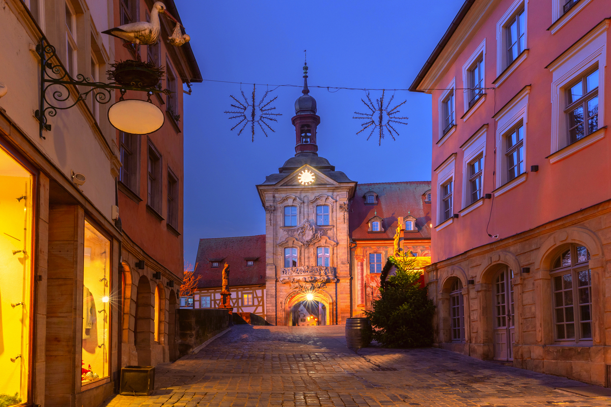 Altes Rathaus in der Altstadt von Bamberg im Advent