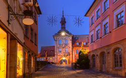 Altes Rathaus in der Altstadt von Bamberg im Advent
