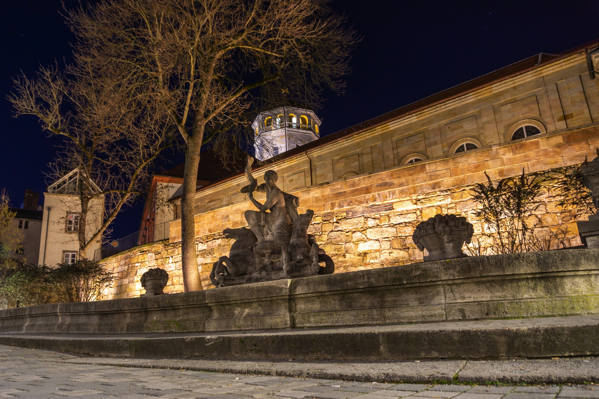 Statue beim Brunnen gegenüber dem Markgräflichem Opernhaus in Bayreuth bei Nacht