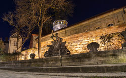 Statue beim Brunnen gegenüber dem Markgräflichem Opernhaus in Bayreuth bei Nacht
