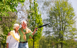 Spaziergang eine alten Paares