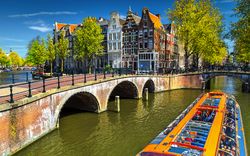 Amsterdamer Grachten in den Niederlanden