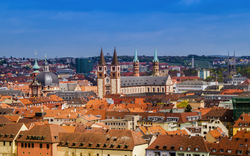 Stadtansicht mit historischen Gebäuden und Kirchen in Würzburg.