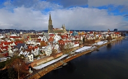 Stadtansicht von Ulm mit Münster und Donau im Winter.